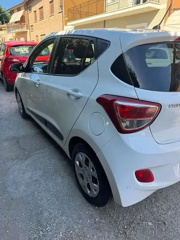 Usata Hyundai i10 Comfort 67 CV (49 kW) 2016 Bianco Utilitaria
