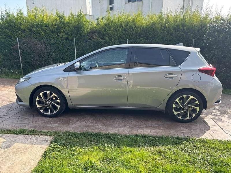 Usata Toyota Auris Hybrid Active 99 CV (72 kW) 2016 Grigio Berlina