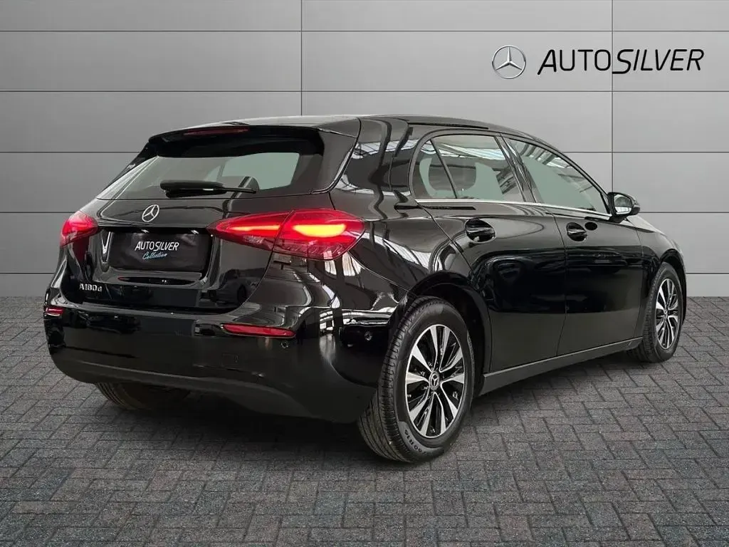 Usata Mercedes A180 Advanced 116 CV (85 kW) 2025 Nero / pastello Berlina