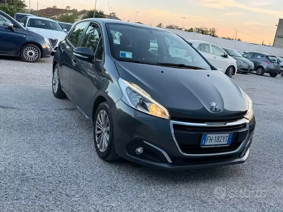 Usata Peugeot 208 Allure 82 CV (60 kW) 2017 Nero Utilitaria