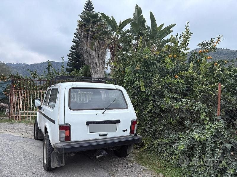 Usata Lada niva 80 CV (58 kW) 1997 Bianco SUV
