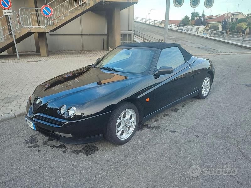 Usata Alfa Romeo Spider 150 CV (110 kW) 1995 Nero Cabrio
