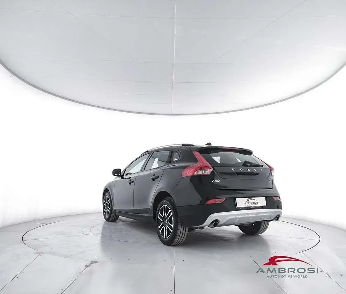 Usata Volvo V40 Business Edition 120 CV (88 kW) 2019 Nero Utilitaria