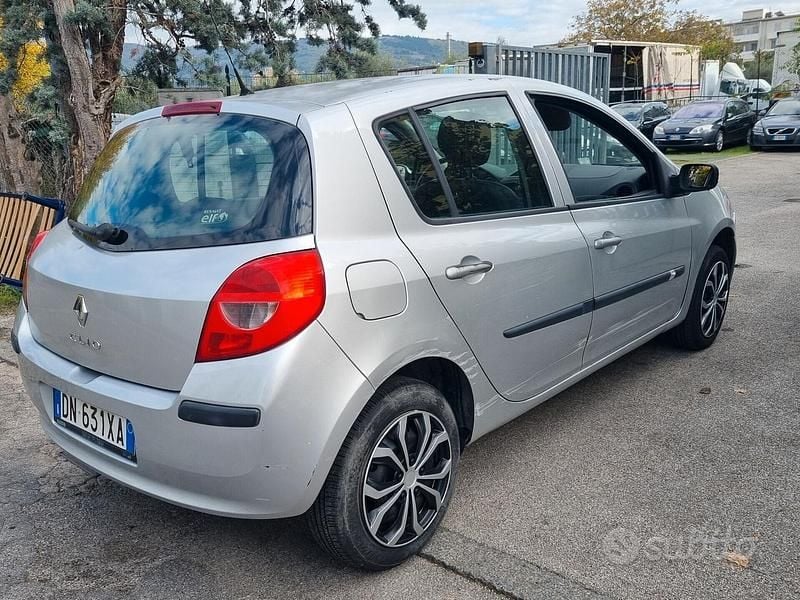 Usata Renault Clio II LE 74 CV (54 kW) 2008 Grigio Berlina
