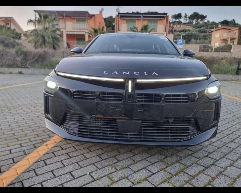 Nuova Lancia Ypsilon 110 CV (80 kW) 2025 Nero Utilitaria