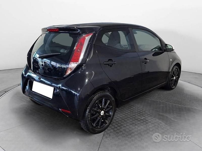Usata Toyota Aygo Cool 69 CV (50 kW) 2017 Argento Utilitaria
