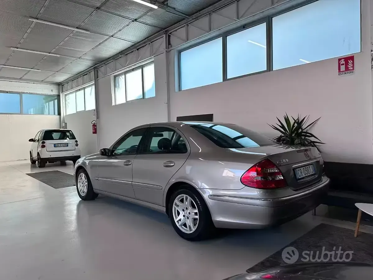 Usata Mercedes E280 Elegance 177 CV (130 kW) 2004 Grigio Berlina