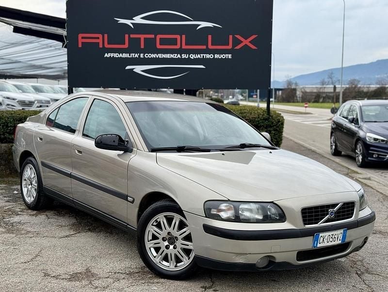 Usata Volvo S60 163 CV (119 kW) 2003 Oro Berlina