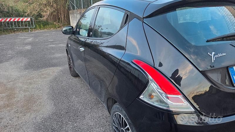Usata Lancia Ypsilon 95 CV (69 kW) 2015 Nero Utilitaria