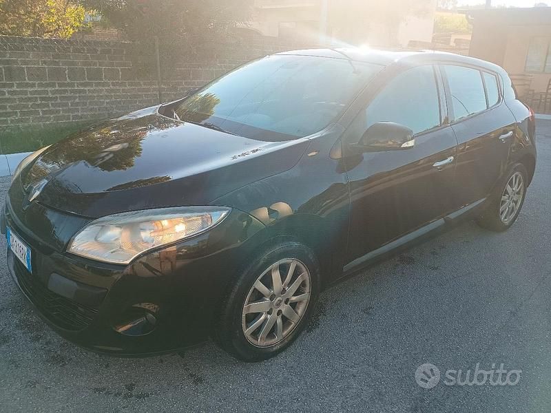 Nero Usata 2009 Renault Mégane Tre volumi | 1900 € (Buon prezzo) - Immagine 1/4