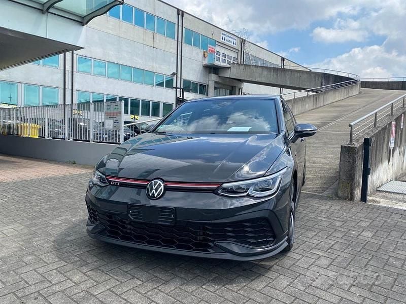 Usata VW Golf VIII GTI 300 CV (220 kW) 2022 Grigio scuro Berlina