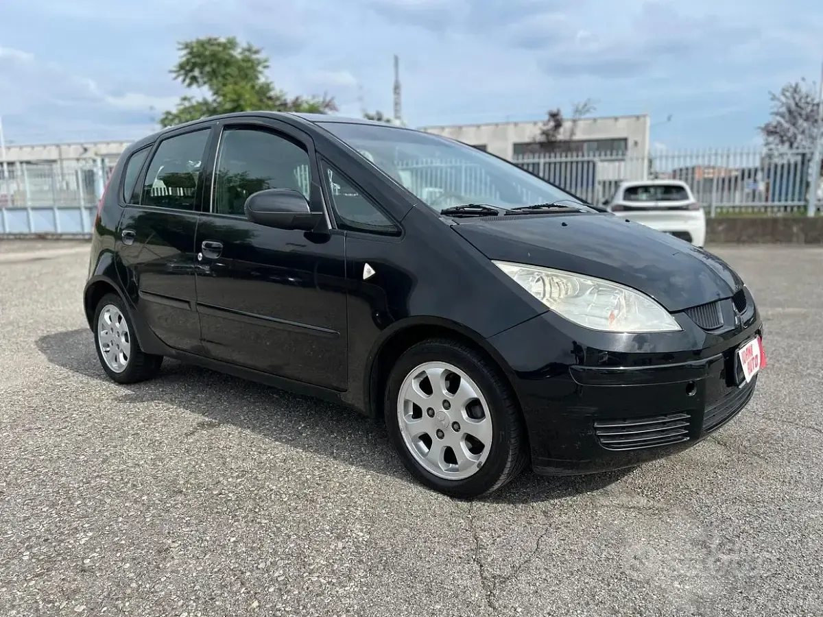 Usata Mitsubishi Colt Invite 95 CV (69 kW) 2006 Nero Berlina