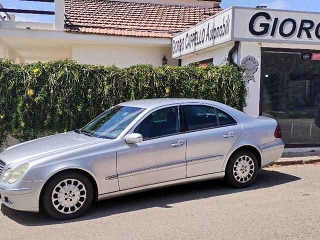 Grigio(met.) Usata 2004 Mercedes E220 Elegance Tre volumi | 3500 € (Ottimo prezzo) - Immagine 1/4