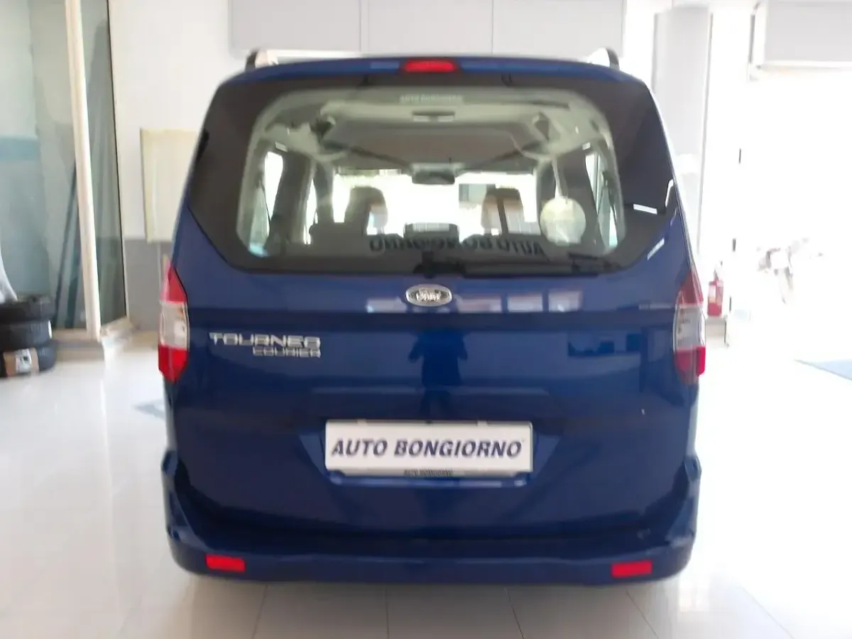Usata Ford Tourneo Courier Titanium 74 CV (54 kW) 2015 Marrone Monovolume