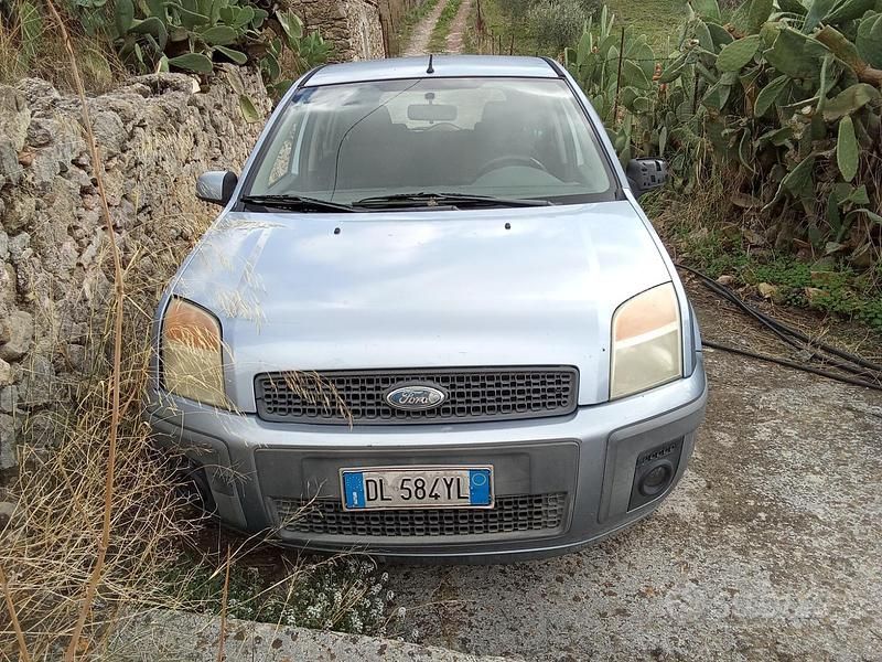 Blu Usata 2008 Ford Fusion Tre volumi | 2800 € (Buon prezzo) - Immagine 1/4