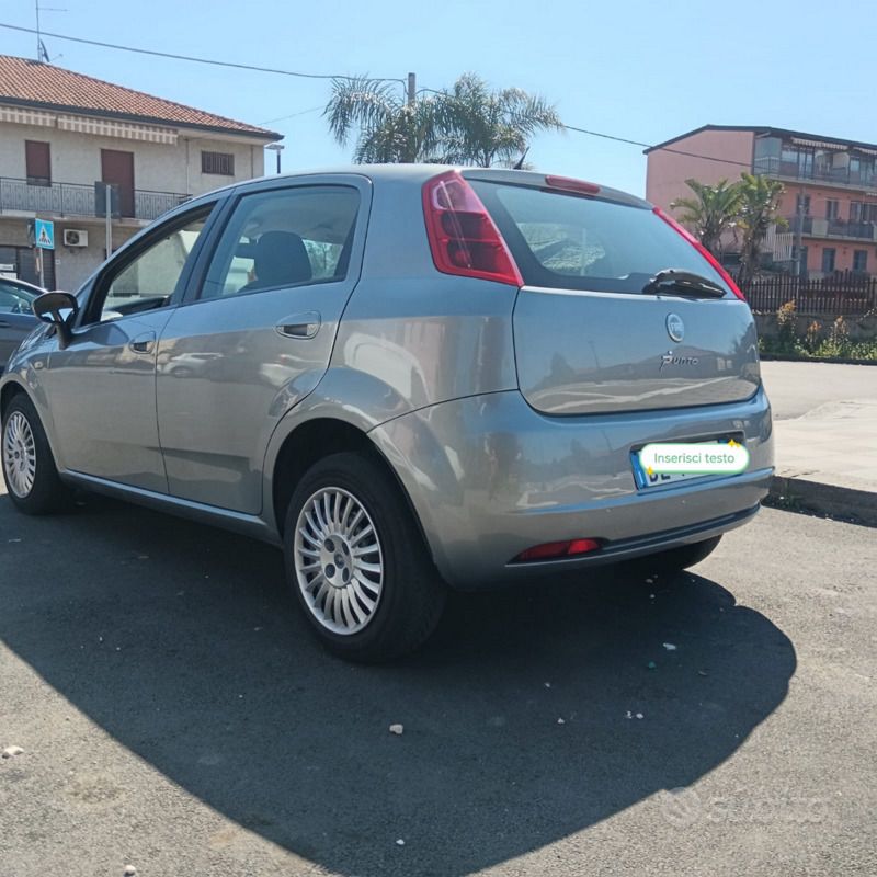 Grigio Usata 2009 Fiat Grande Punto Due volumi | 3000 € (Buon prezzo) - Immagine 1/1
