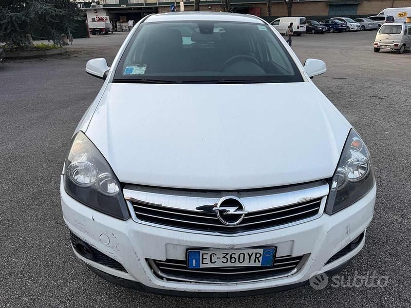 Usata Opel Astra Edition 110 CV (80 kW) 2010 Bianco Station wagon