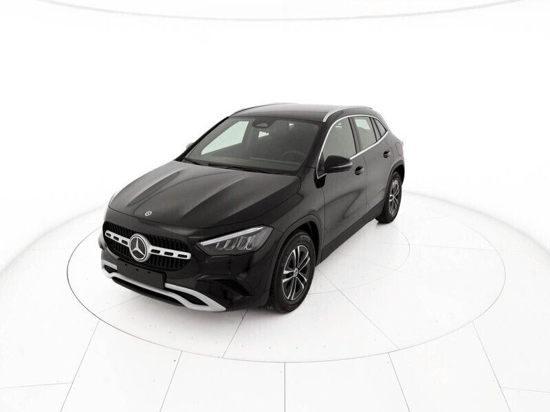 Nero Nuova 2025 Mercedes GLA180 Executive SUV | 38.900 € - Immagine 1/4