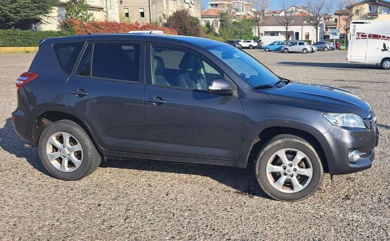Usata Toyota RAV4 150 CV (110 kW) 2011 Grigio SUV