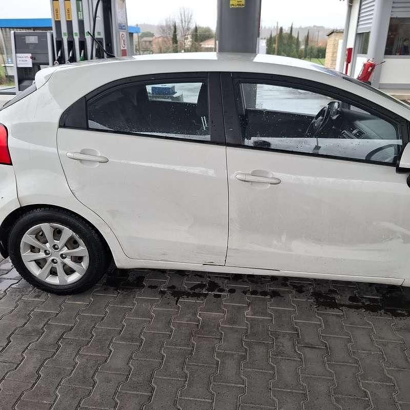 Usata Kia Rio 83 CV (61 kW) 2016 Bianco Berlina