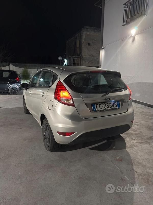 Usata Ford Fiesta 95 CV (69 kW) 2016 Grigio Utilitaria