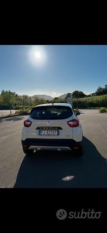 Usata Renault Captur 90 CV (66 kW) 2017 Giallo SUV