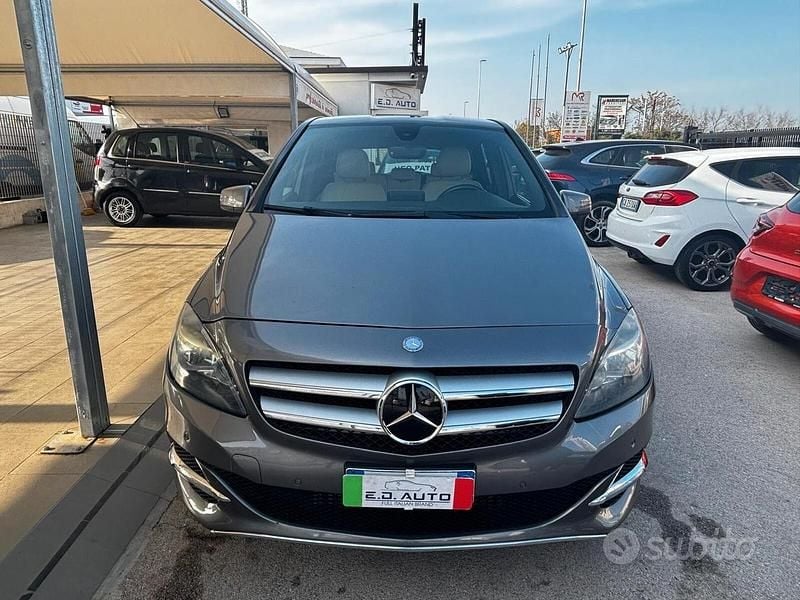 Usata Mercedes B200 156 CV (114 kW) 2015 Marrone Monovolume