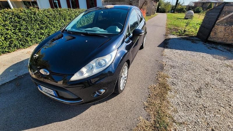 Usata Ford Fiesta Titanium 95 CV (69 kW) 2010 Nero Berlina