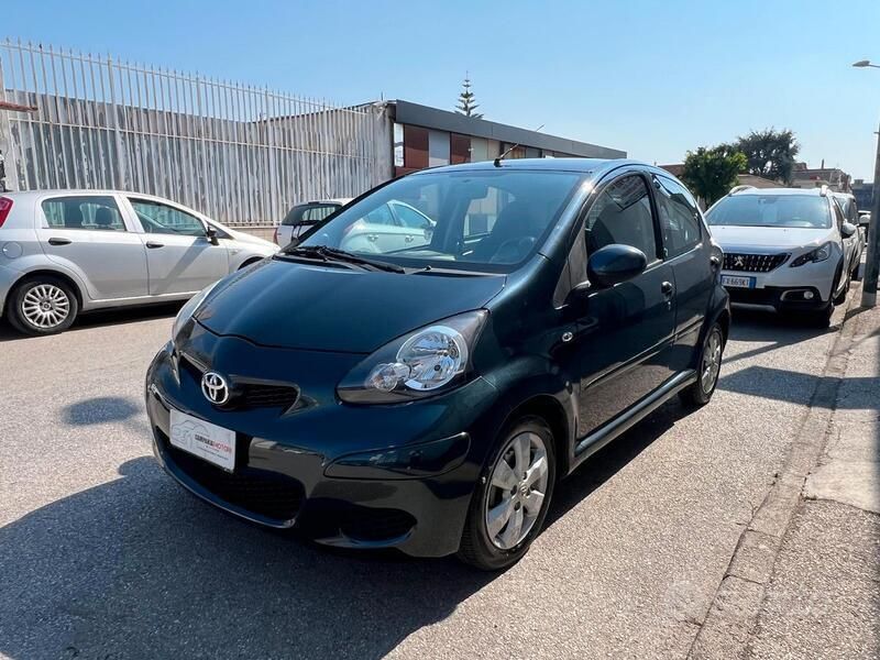 Usata Toyota Aygo 68 CV (50 kW) 2012 Nero Utilitaria