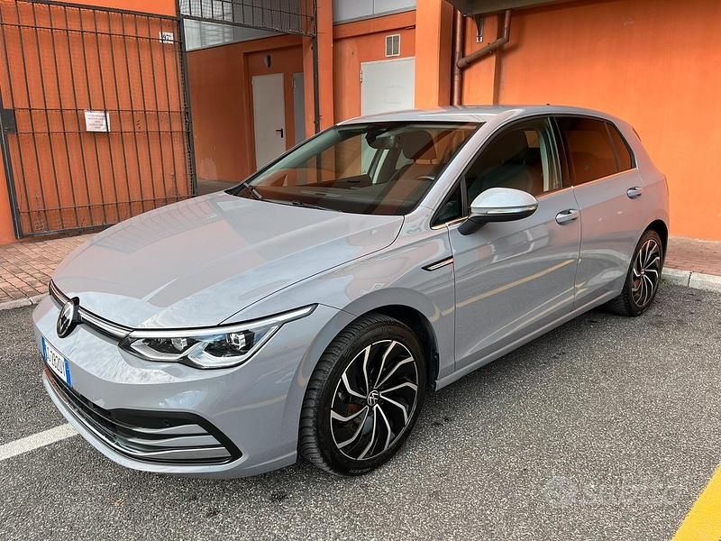 Grigio Usata 2021 VW Golf Style Tre volumi | 19.500 € (Buon prezzo) - Immagine 1/4