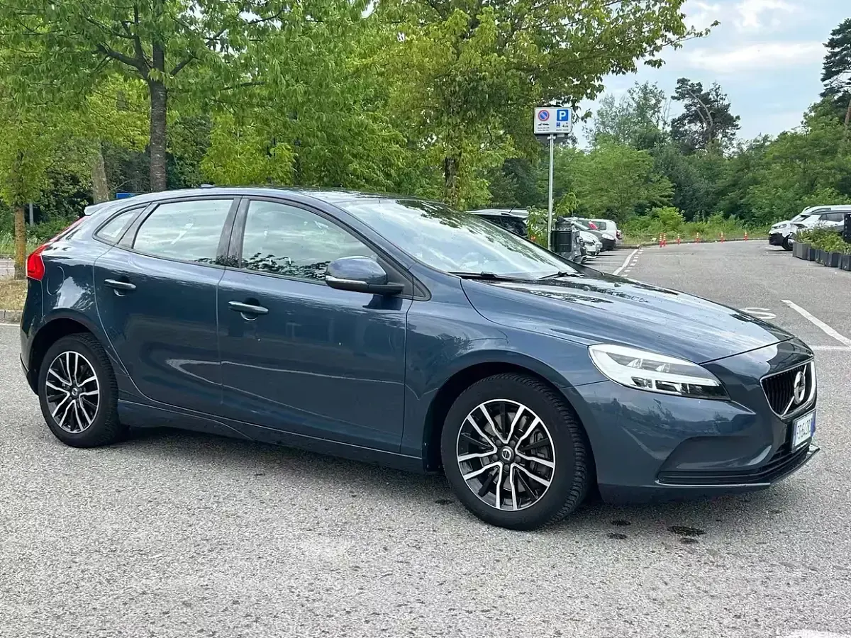 Usata Volvo V40 R-Design 120 CV (88 kW) 2018 Bluazzurro Berlina