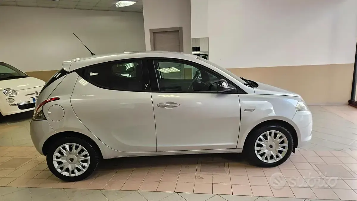 Usata Lancia Ypsilon 69 CV (50 kW) 2015 Grigio Utilitaria