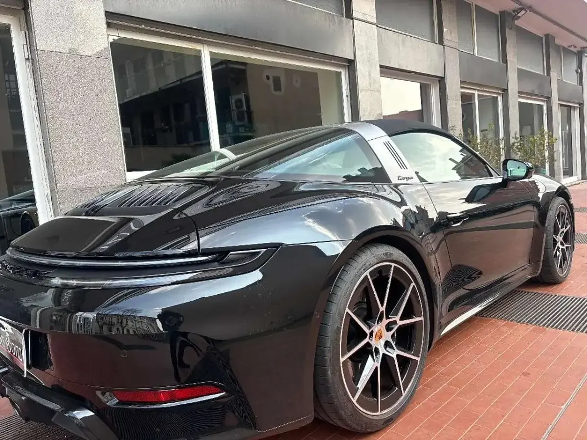 Begagnad Porsche 911 541 HK (397 kW) 2025 Svart Cab