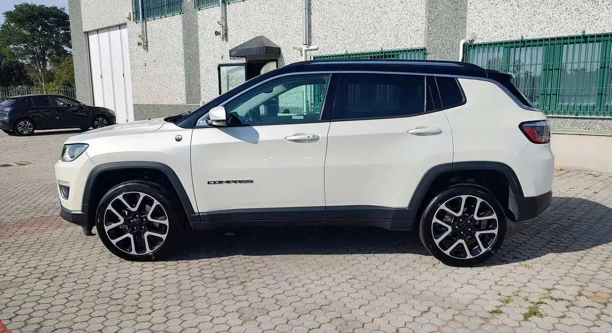 Usata Jeep Compass Limited 140 CV (102 kW) 2017 White / tetto gloss black SUV