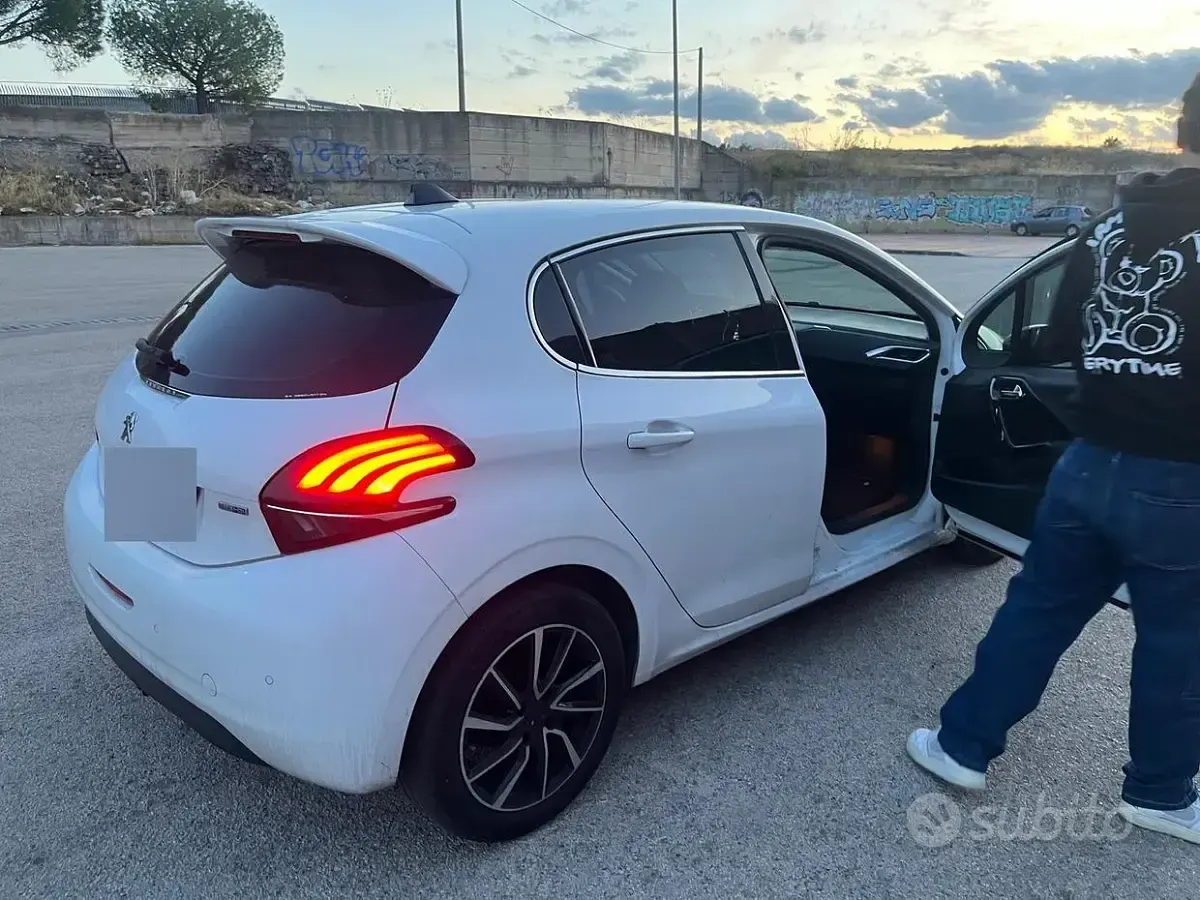 Usata Peugeot 208 75 CV (55 kW) 2022 Bianco Utilitaria