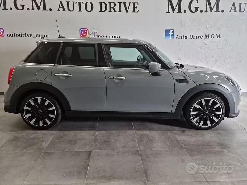 Usado Mini Cooper Classic 75 CV (55 kW) 2022 Gris Utilitario