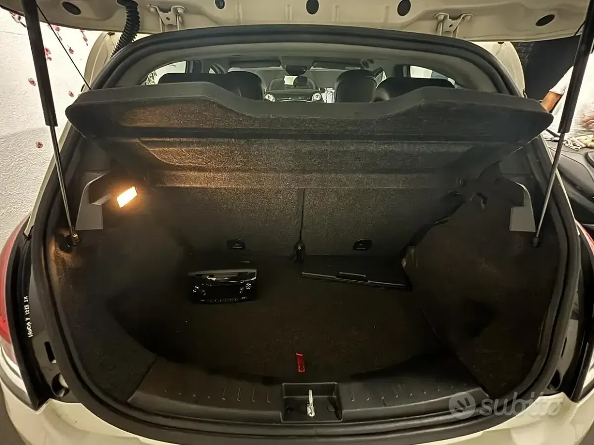 Usata Lancia Ypsilon Gold 95 CV (69 kW) 2011 Bianco Utilitaria