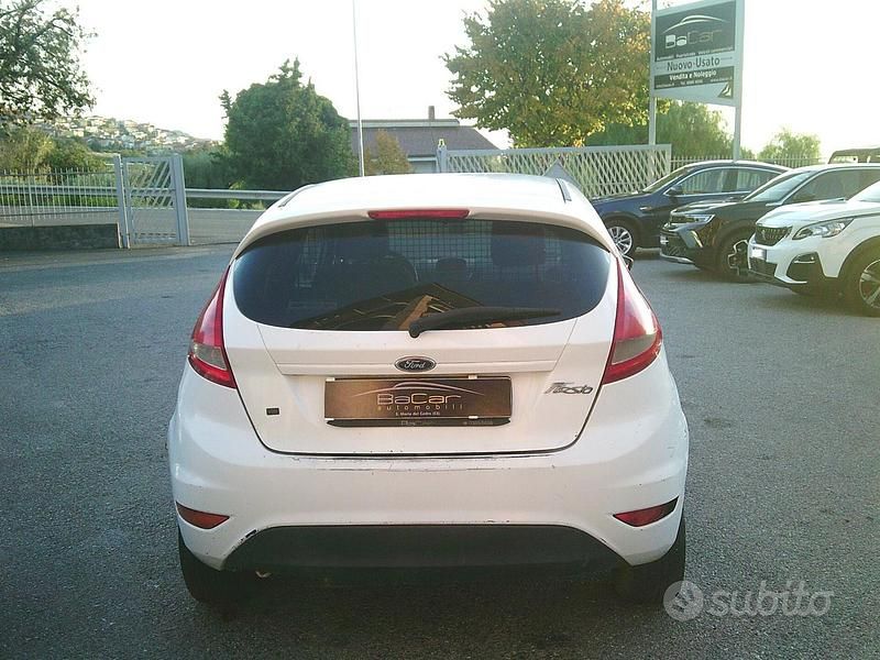 Usata Ford Fiesta 68 CV (50 kW) 2010 Bianco Utilitaria