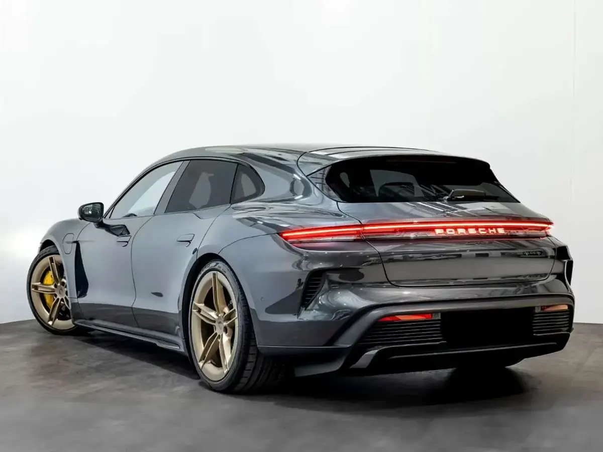 Usata Porsche Taycan Turbo Cross Turismo 650 kW (884 CV) 2025 Grigio Berlina