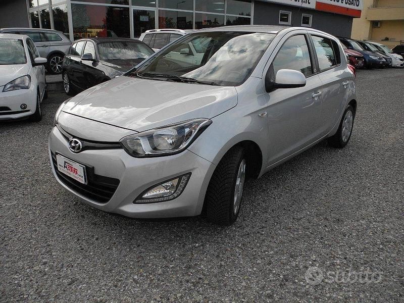 Argento Usata 2014 Hyundai i20 Classic Tre volumi | 6150 € (Buon prezzo) - Immagine 1/4