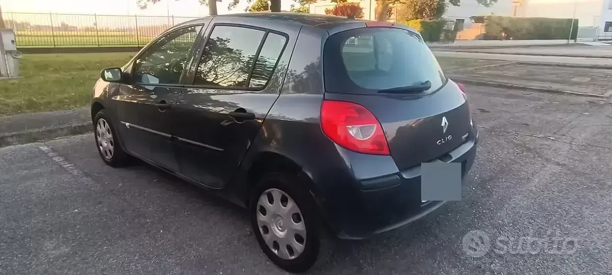 Usata Renault Clio II 75 CV (55 kW) 2007 Berlina