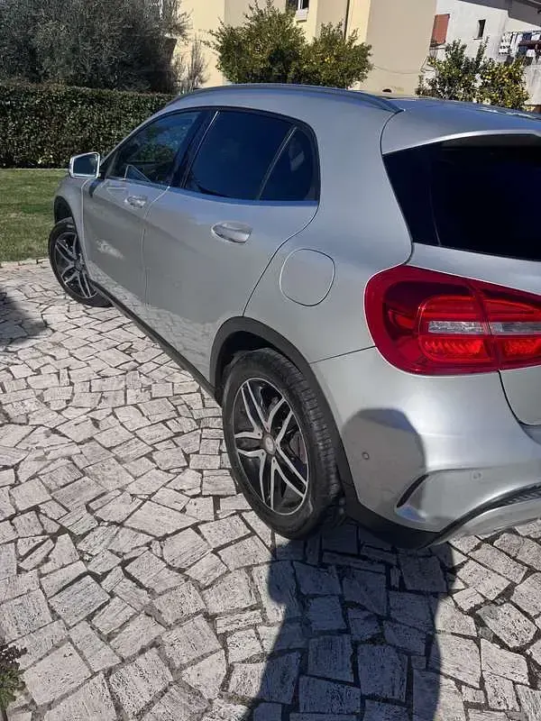 Usata Mercedes GLA220 177 CV (130 kW) 2015 Argento SUV