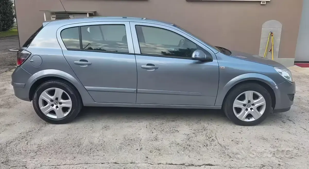 Usata Opel Astra 90 CV (66 kW) 2009 Grigio Berlina