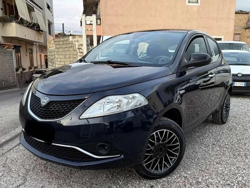 Blu/azzurro Usata 2017 Lancia Ypsilon Due volumi | 6199 € (Buon prezzo) - Immagine 1/4