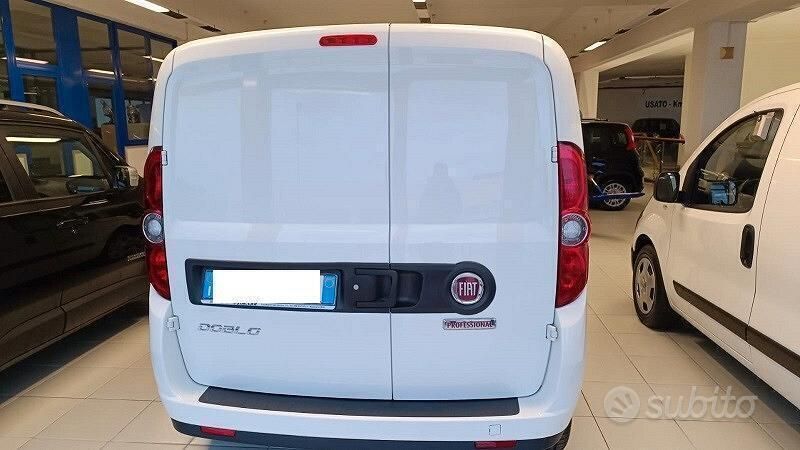 Usata Fiat Doblò Lounge 105 CV (77 kW) 2023 Bianco Monovolume