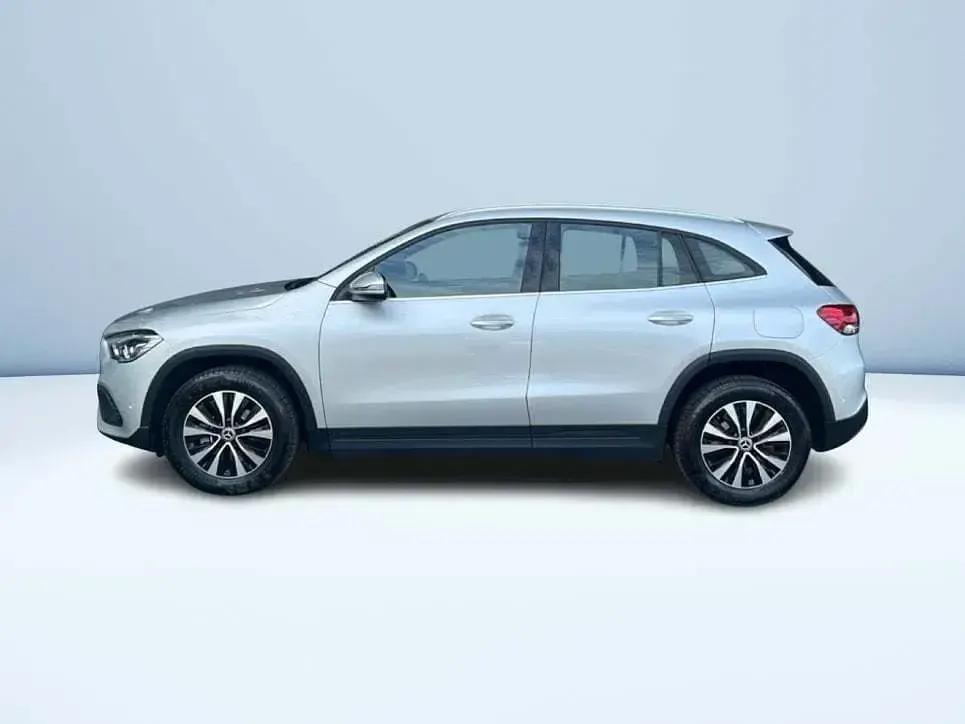 Usata Mercedes GLA180 136 CV (100 kW) 2022 Argento SUV
