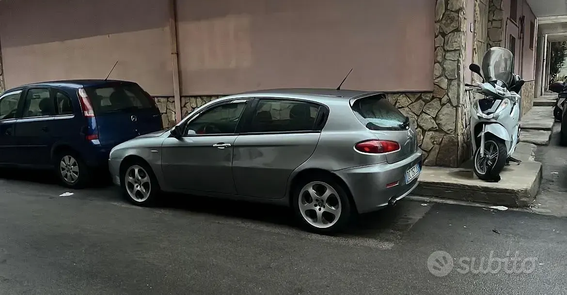 Usata Alfa Romeo 147 150 CV (110 kW) 2006 Grigio Utilitaria