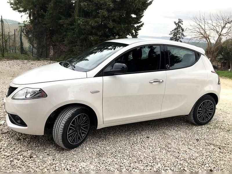 Usata Lancia Ypsilon Silver 69 CV (50 kW) 2018 Utilitaria