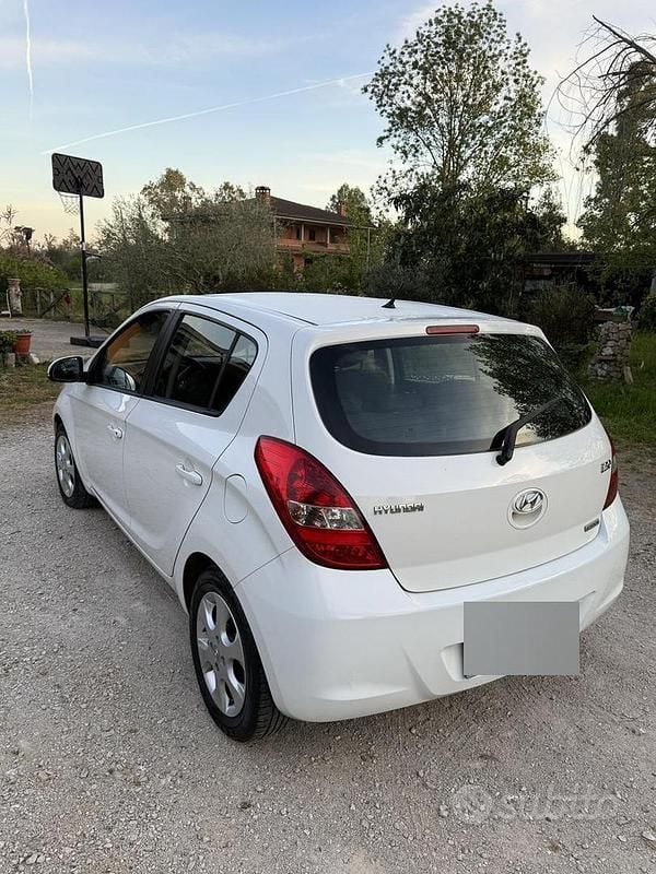 Usata Hyundai i20 78 CV (57 kW) 2012 Bianco Utilitaria