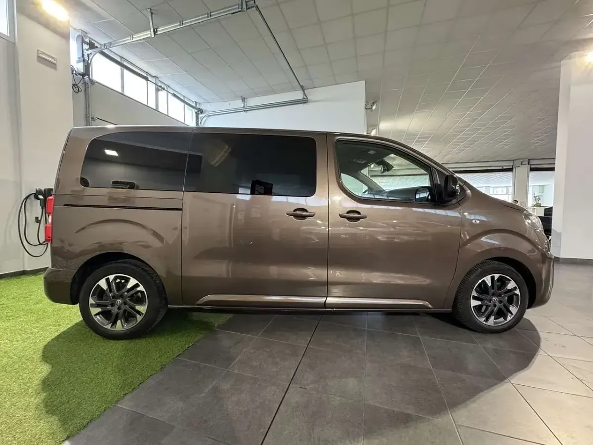 Usata Opel Zafira Life Elegance 177 CV (130 kW) 2022 Marrone Monovolume